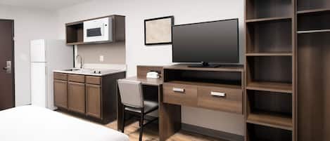 Queen Suite | Individually decorated, individually furnished, desk, laptop workspace