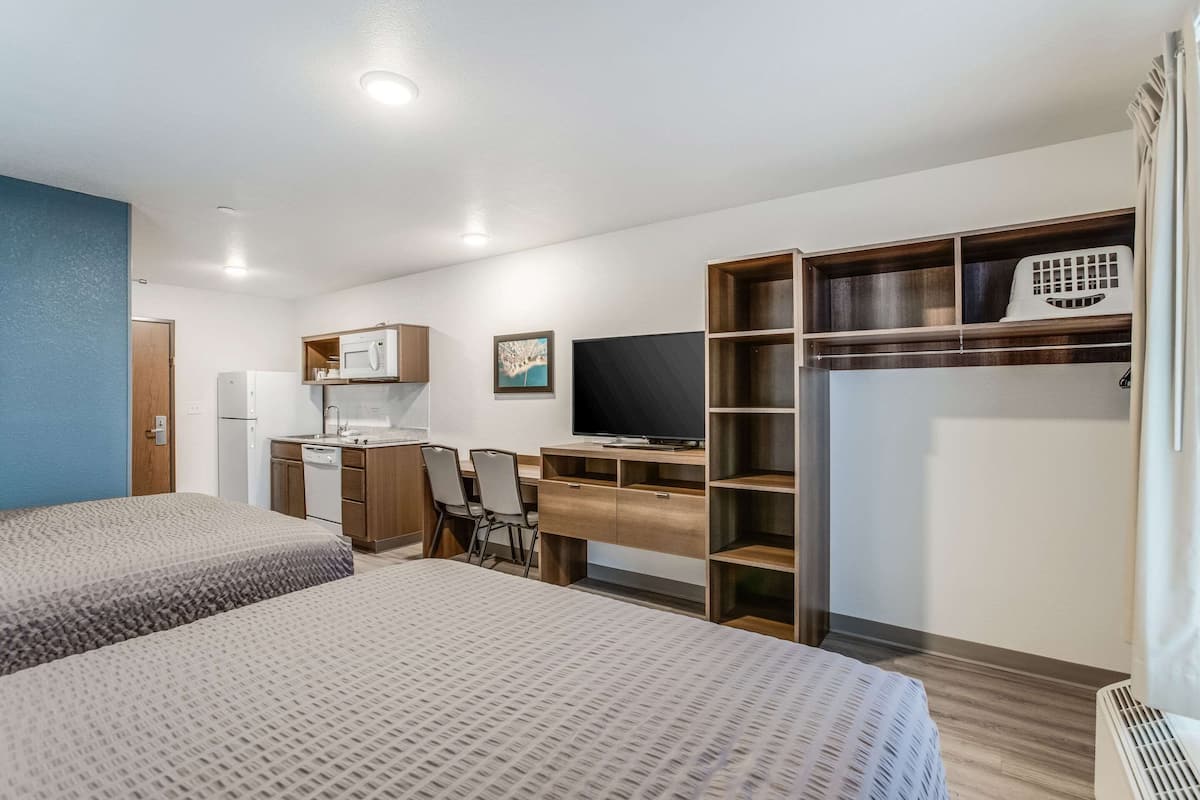 Standaard kamer, 2 queensize bedden, niet-roken (Dishes Included) | Individueel gedecoreerd, individueel gemeubileerd, een bureau