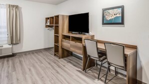 Rom, 2 queensize-senger, ikke-røyk (Bathtub) | Skrivebord, skrivebord for bærbar PC og blendingsgardiner