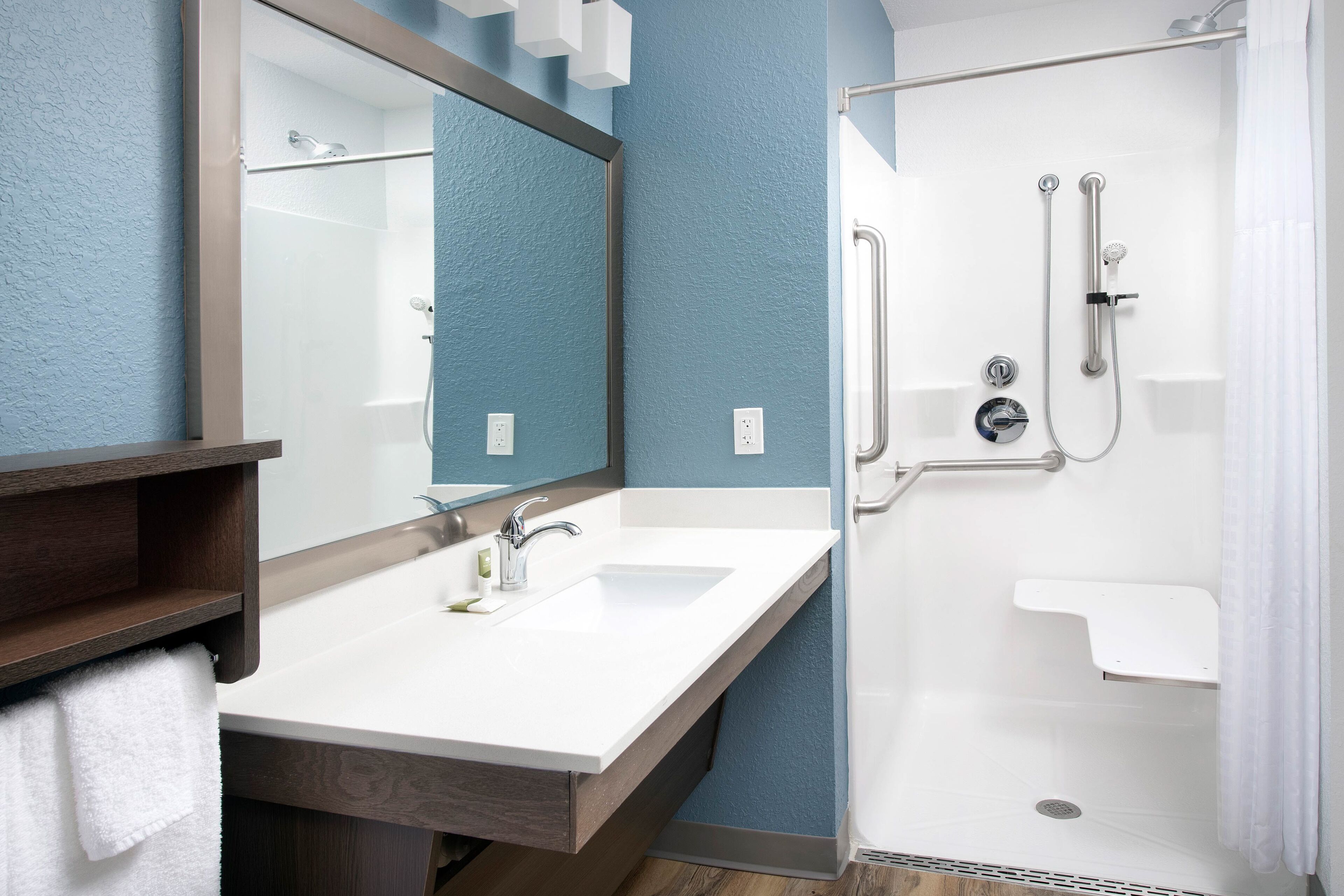 queen suite w/ dishwasher (dishes/cookware included) accessible roll-in shower | bathroom | towels