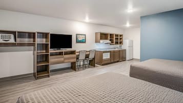 Phòng, 2 giường cỡ queen, không hút thuốc (Bathtub) | Trang trí khác biệt, trang bị nội thất với thiết kế riêng biệt, bàn