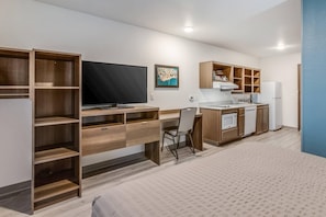 Individually decorated, individually furnished, desk, laptop workspace - WoodSpring Suites Novi Farmington (Northville)