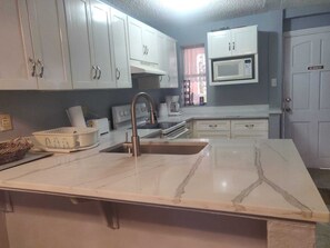 Réfrigérateur, four à micro-ondes, un four, surface de cuisson