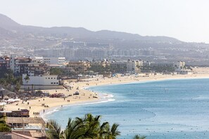 Plage, chaises longues, serviettes de plage