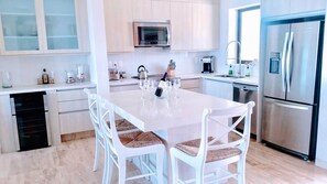Réfrigérateur, four à micro-ondes, un four, surface de cuisson