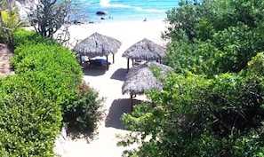 Plage à proximité, chaise longue, serviettes de plage
