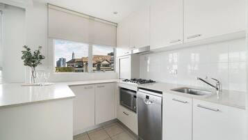 Kylskåp, mikrovågsugn, ugn och spishäll