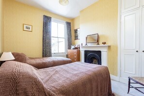 11 bedrooms, iron/ironing board, WiFi, bed sheets - Large Spacious Family Home (sleeps 5), Parsons Green, LONDON (London)