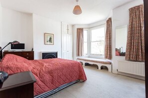 11 bedrooms, iron/ironing board, WiFi, bed sheets - Large Spacious Family Home (sleeps 5), Parsons Green, LONDON (London)