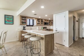 Fridge, microwave, oven, stovetop - Beachfront 3BR • Sleeps 11 • Bunks • Corner (Orange Beach)