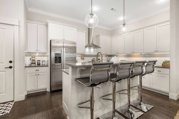 Refrigerador, microondas, horno, placa de cocina