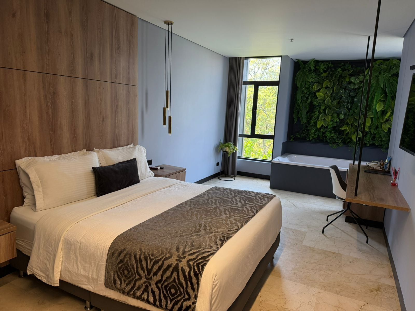 Minibar, caja de seguridad en la habitación y escritorio 