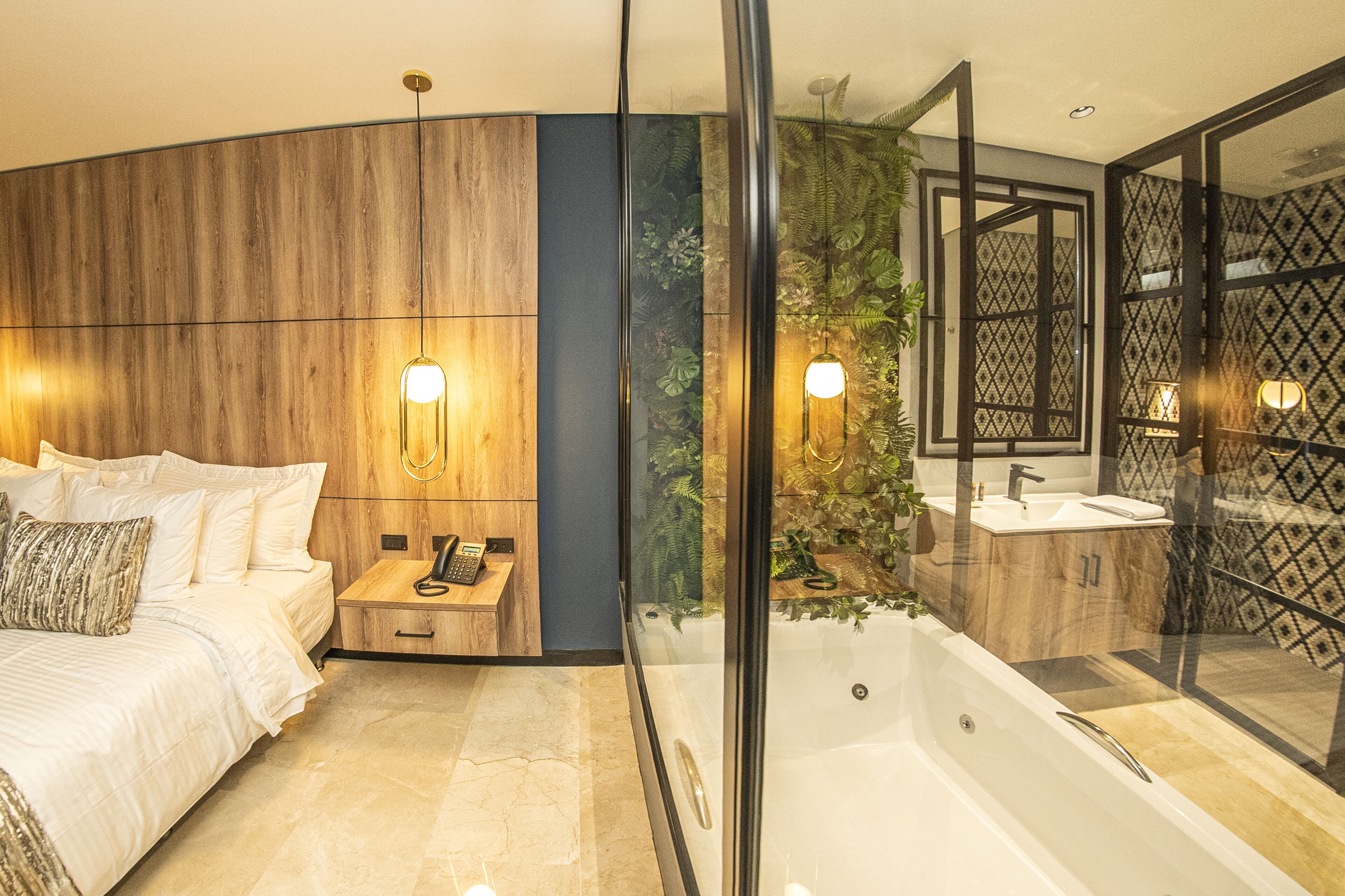 suite deluxe con bañera de hidromasajes | minibar, in-room safe, desk, laptop workspace