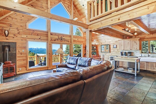 تلفزيون ذكي، مدفأة، مشغل دي في دي، مكتب