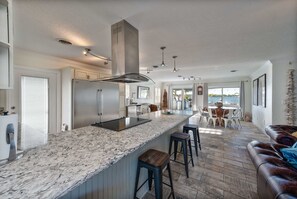 Frigorífic, microones, forn i placa de cuina 