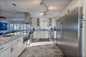 Frigorífic, microones, forn i placa de cuina 