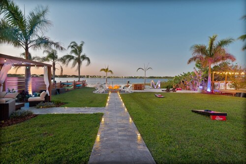 Retreat | Lake Hot Tub Paddle Boards Speakeasy