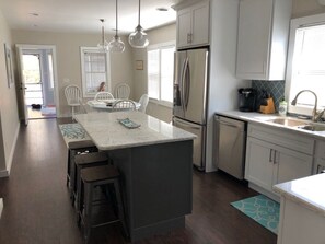 Een koelkast, een magnetron, een oven, een kookplaat