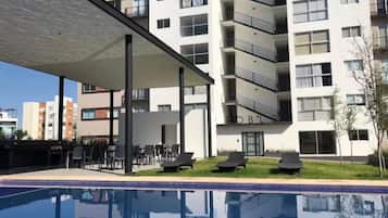 Utomhuspool och uppvärmd pool