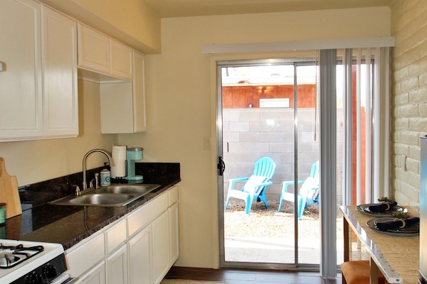 Kylskåp, mikrovågsugn, ugn och spishäll