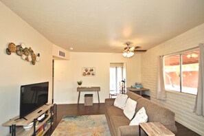 Smart TV, reproductor de DVD, libros y videoteca 