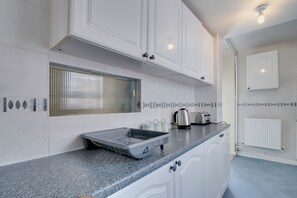 Maison | Cuisine privée | Réfrigérateur, micro-ondes, four, plaque de cuisson