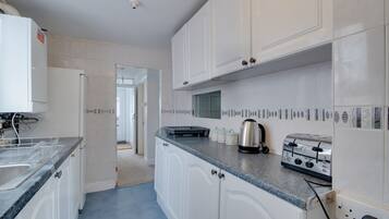 Rumah | Dapur pribadi | Lemari es, microwave, oven, dan kompor