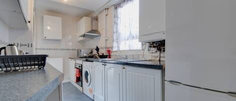 House | Private kitchen | Fridge, microwave, oven, stovetop