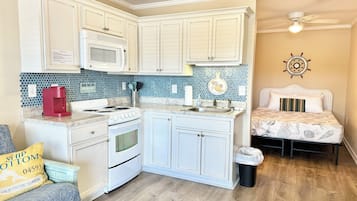 Een koelkast, een magnetron, een oven, een kookplaat