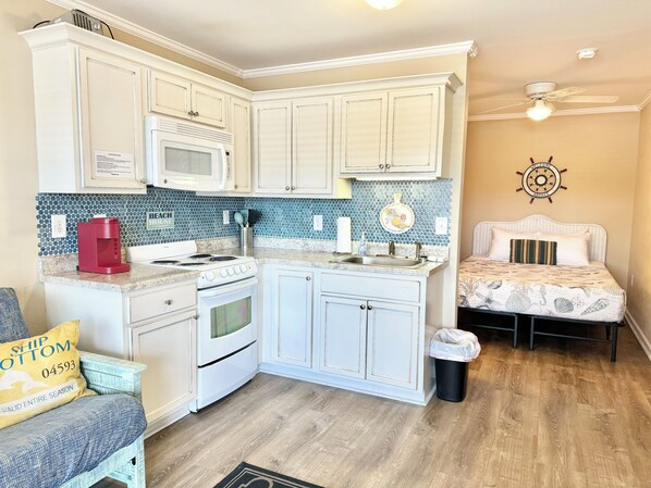 Refrigerador, microondas, horno y parrilla de estufa 