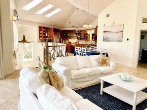 Smart TV, books - OCEANFRONT PARADISE with Direct Beach Access. Hammocks, Heated Pool, Fire Pit (South Cocoa Beach)