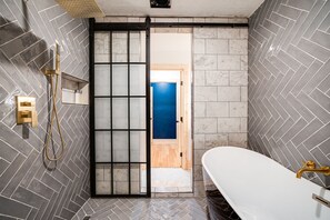Bañera, secador de pelo, toallas y jabón