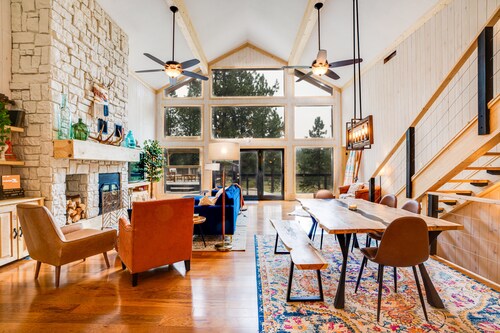 Huge Ski House on Golf Course - Hot Tub - Sleeps 16!