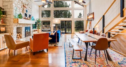 Huge Ski House on Golf Course - Hot Tub - Sleeps 16!