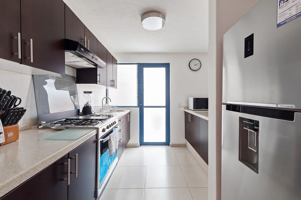 冷蔵庫、電子レンジ、オーブン、コンロ