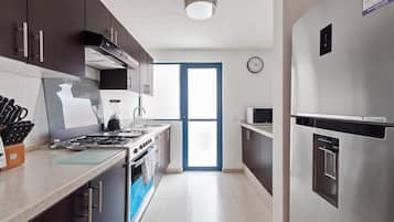 Geladeira, micro-ondas, fogão, cooktop