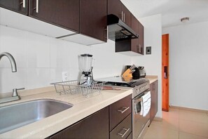 Frigorífico, microondas, horno y placa de cocina