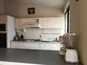 雪櫃、微波爐、焗爐、爐具