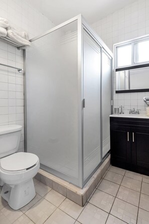 Shower, hair dryer, towels - +MS +Céntrica Suite +Segura +Av Zaragoza +B31 (Santiago de Querétaro)