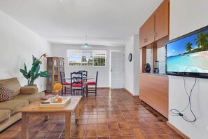TV, Netflix, streaming services, stereo - +MS +Céntrica Suite +Segura +Av Zaragoza +B31 (Santiago de Querétaro)
