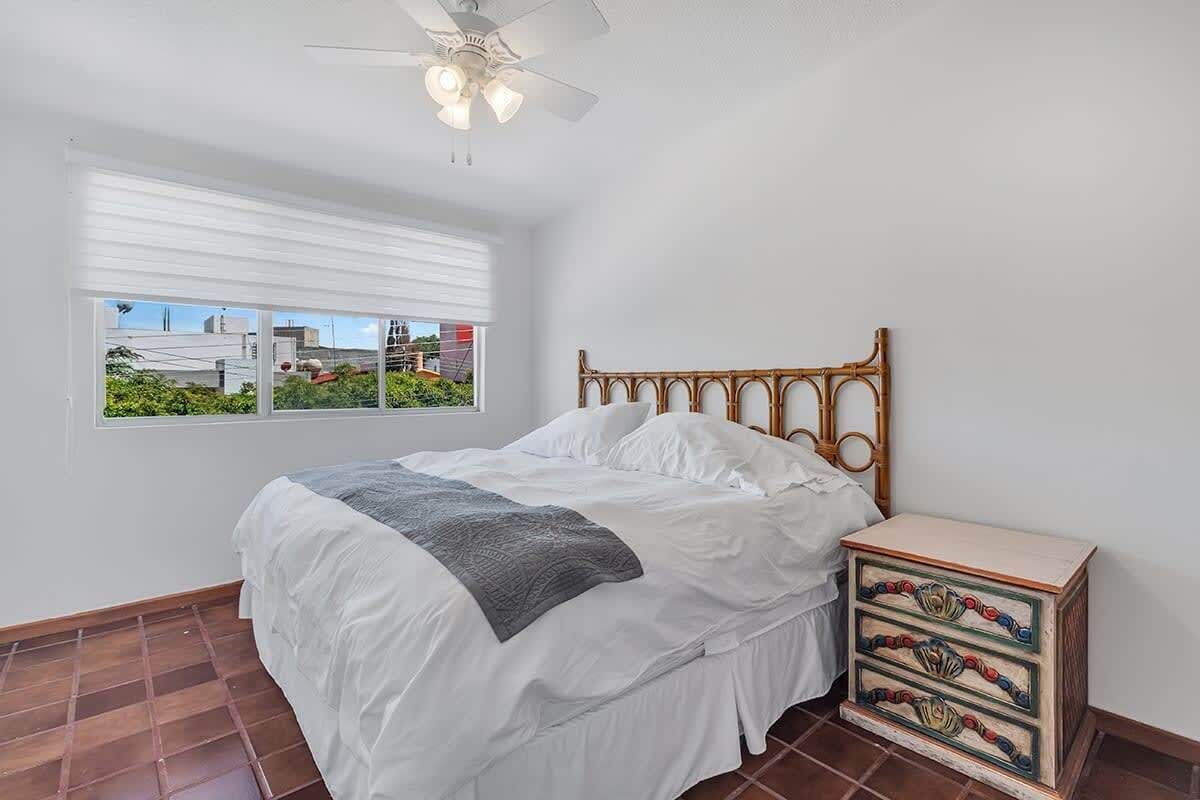 2 عدّة غرف نوم ومكواة/لوح كي وواي فاي وملاءات أسرّة