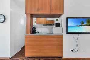 Frigorifero, microonde, forno, piano cottura