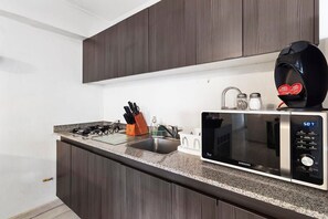 Kühlschrank, Mikrowelle, Herdplatte, Wasserkocher mit Kaffee-/Teezubehör