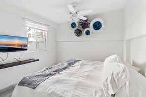 1 dormitorio, tabla de planchar con plancha, wifi y ropa de cama