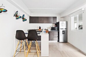 Réfrigérateur, micro-ondes, plaque de cuisson, cafetière/bouilloire