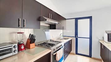 Lemari es, microwave, oven, dan kompor