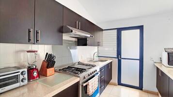 Réfrigérateur, four à micro-ondes, un four, surface de cuisson