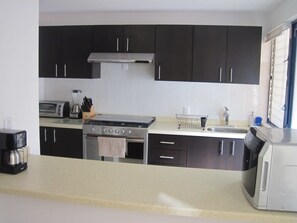 冷蔵庫、電子レンジ、オーブン、コンロ