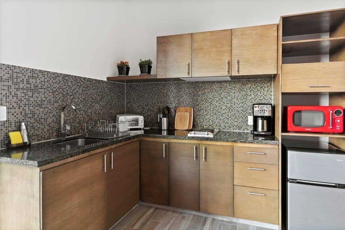 Refrigerador, microondas, placa de cocina, cafetera/tetera