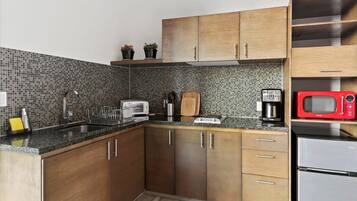 Refrigerador, microondas, placa de cocina, cafetera/tetera